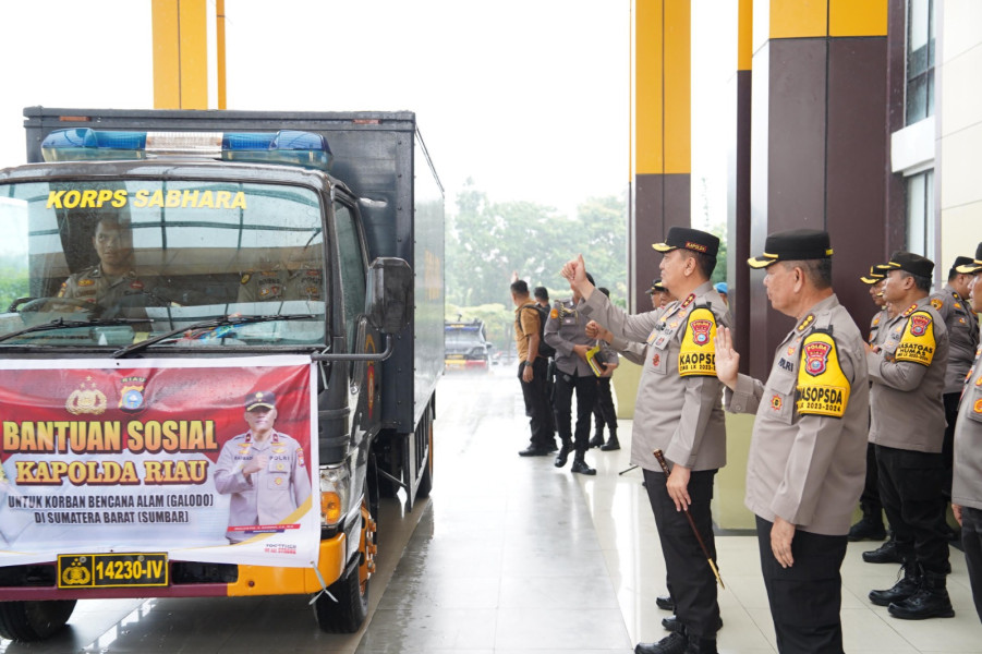 Polda Riau Kirim Tm Bantuan Sembako dan Peralatan ke Sumbar