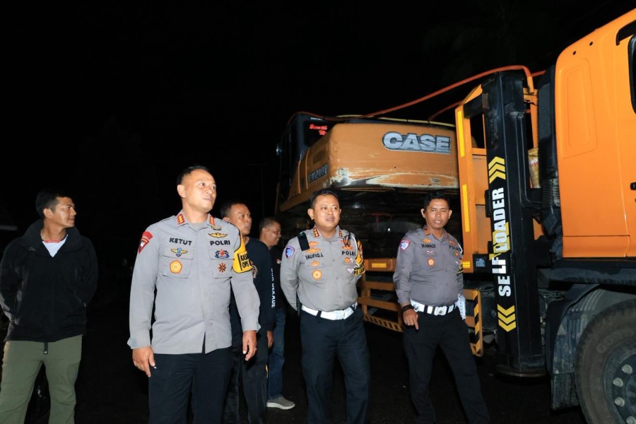 Tiga Unit Alat Berat Kembali Dikirim Polda Riau Ke Kabupaten Agam Bantu Percepat Proses Rehabilitasi Pascasarjana.