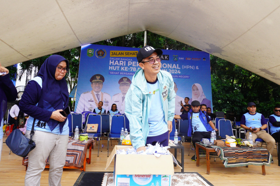 Bertabur Hadiah, Jalan Santai PWI Siak Diramaikan Ribuan Masyarakat