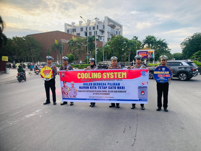 Sasar Pengendara Di Tugu Zapin, Satlantas Polresta Pekanbaru Gelar Cooling System