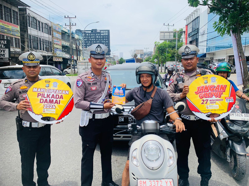 Satlantas Polresta Pekanbaru Gelar Kegiatan Sosialisasi Pilkada Damai Bagi Pengendara dan Masyarakat