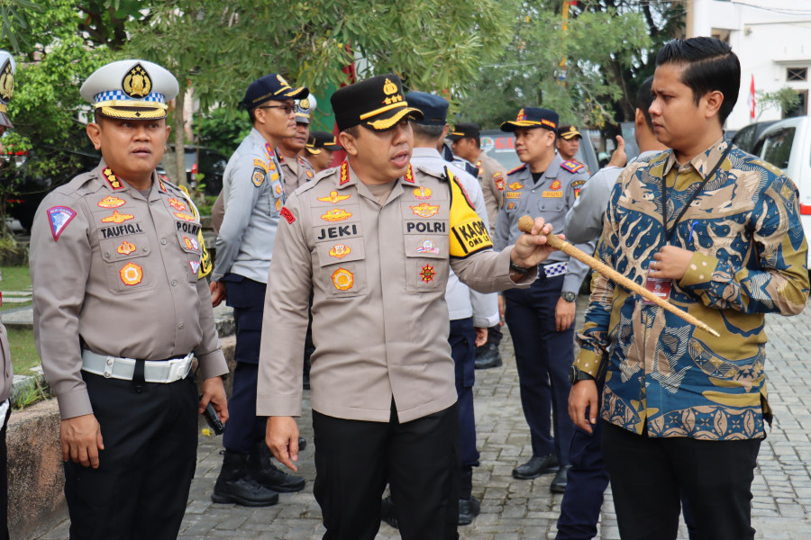 Personel Polresta Pekanbaru Dan Jajaran Kawal Pendaftaran Pilwako Hingga Aman Dan Kondusif
