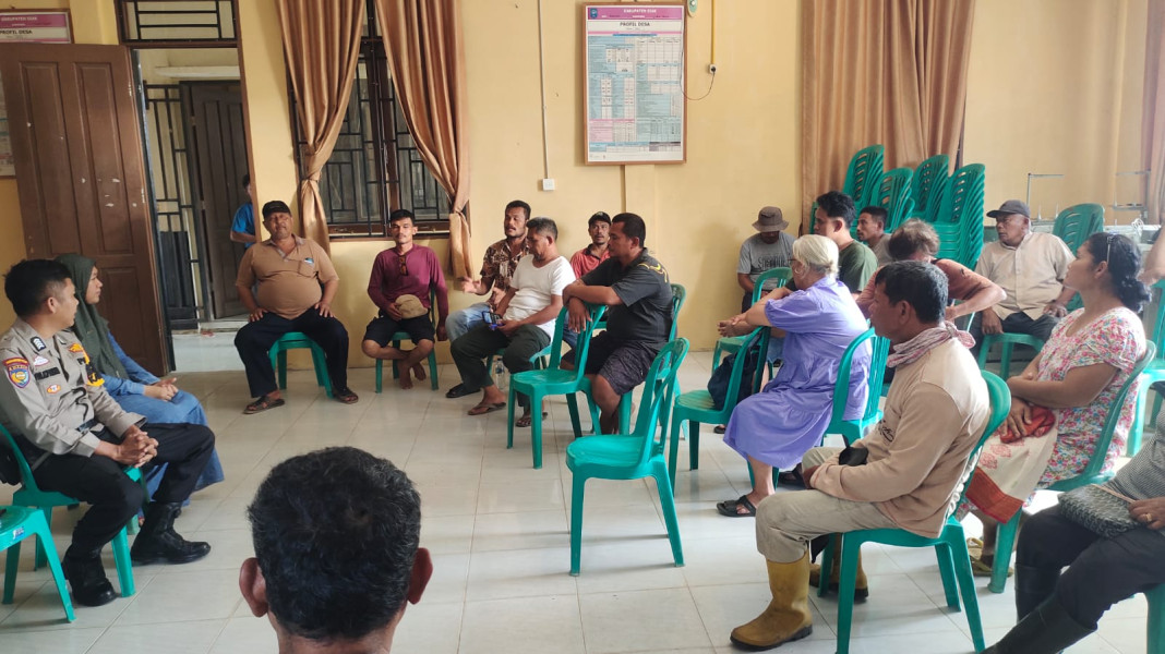 Cooling System Bhabinkamtibmas Polsek Kandis Sambang warga Wujudkan Situasi Kondusif Jelang Pilkada