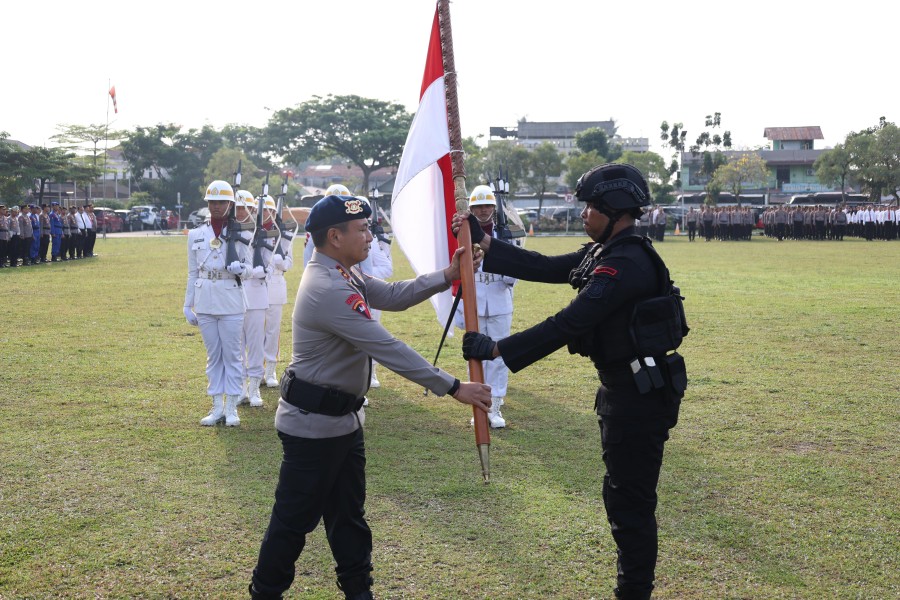 Kapolda Riau Lepas Tim Brimob Challenge 2025, Bawa Pataka Kehormatan dengan Semangat dan Kebanggaan