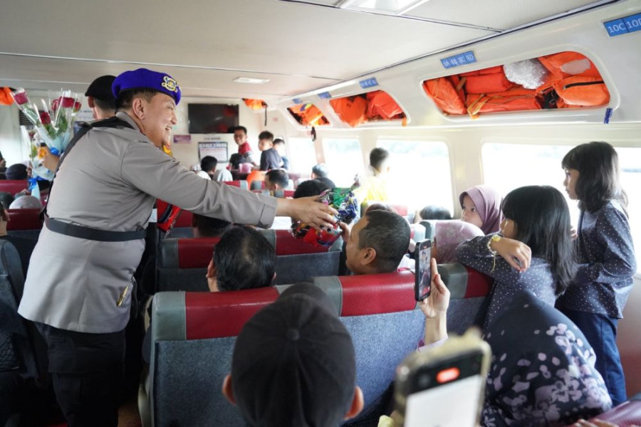 Riangnya Anak-anak Pemudik di Riau Dapat Jajanan dari Jenderal Bintang 2