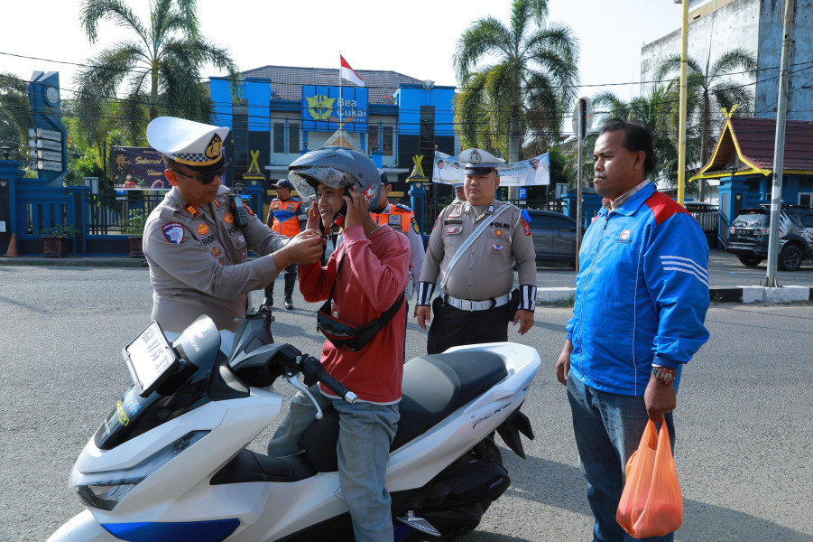 Bagi Bagi Helm SNI, Kasat Lantas Inhil Berharap Masyarakat Tertib Lalulintas