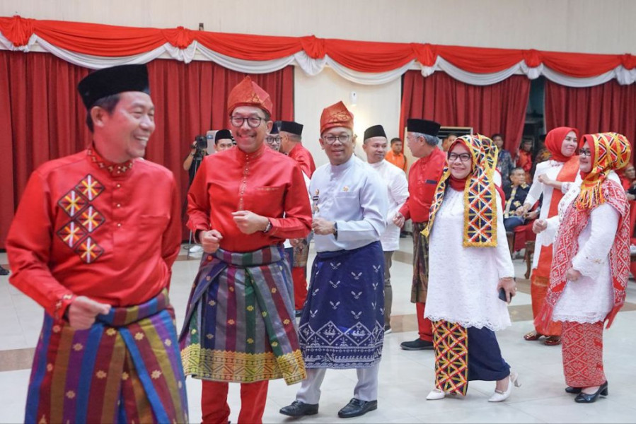 Pj Gubri Rahman Hadi Menari Randai Kuantan Bersama IKKS Pekanbaru