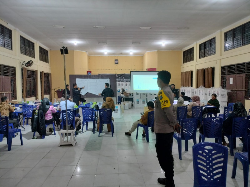 Rapat Pleno Terbuka Rekapitulasi Penghitungan Suara Pilkada 2024 Tingkat PPK Kecamatan Koto Gasib Berjalan Aman dan Lancar