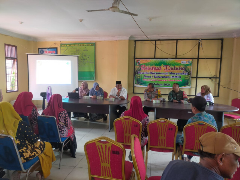 Hadiri Kegiatan Musyawarah Masyarakat Kelurahan Rumbai Bukit, Bhabinkamtibmas Sampaikan Pesan Cooling System Pilkada Damai