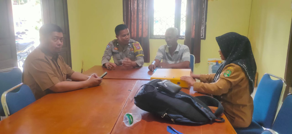 Bhabinkamtibmas Polsek Siak Bersama Perangkat Desa Jaga Netralitas dan Stabilitas Jelang Pilkada