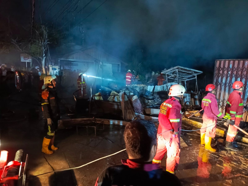 Dua Unit Bangunan Terbakar Gegara Pertamini Disambar Petir