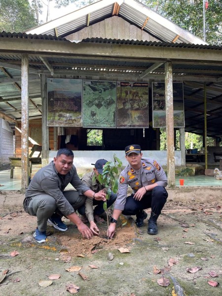Gerakan Menanam Polres Kuansing Upaya Bersama Menjaga Lingkungan yang Lebih Hijau dan Berkelanjutan