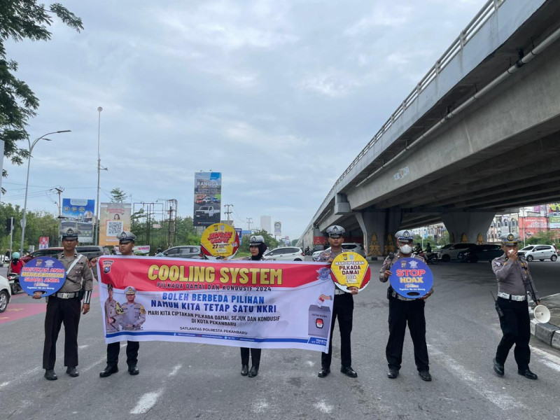Himbau Masyarakat dan Pengendara di Traffic Light Soekarno-Hatta, Polresta Pekanbaru Gelar Cooling System