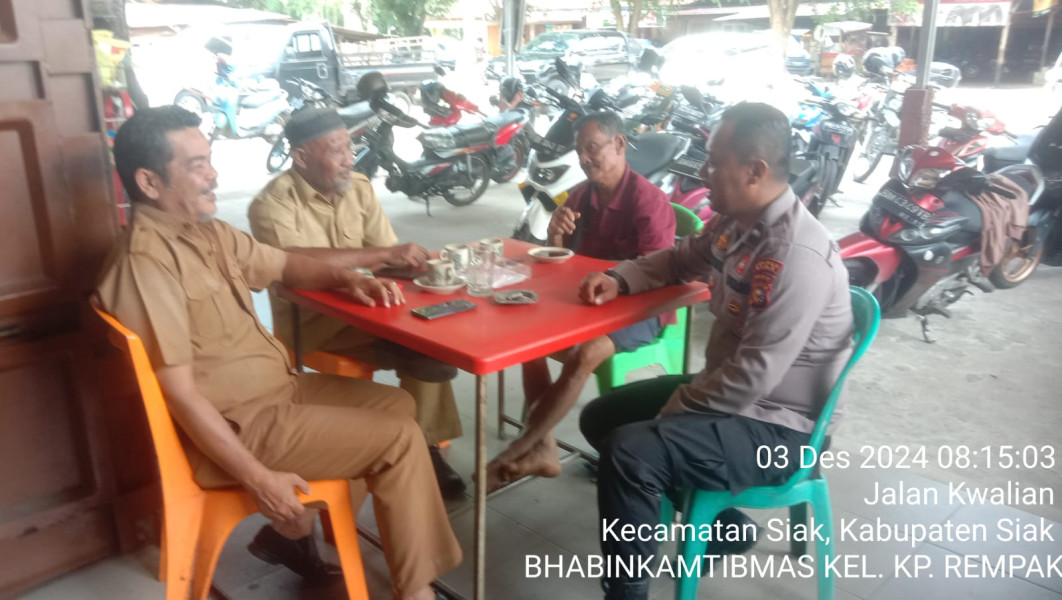 Bhabinkamtibmas Kampung Rempak Imbau Warga Tetap Tenang Menunggu Hasil Pilkada Kabupaten Siak