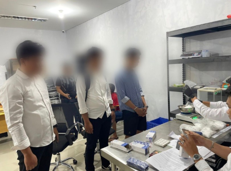 Polisi dan petugas Avsec gagalkan penyelundupan hampir 5 kilogram sabu di Bandara SSK II Pekanbaru Bersama 3 Pelaku.