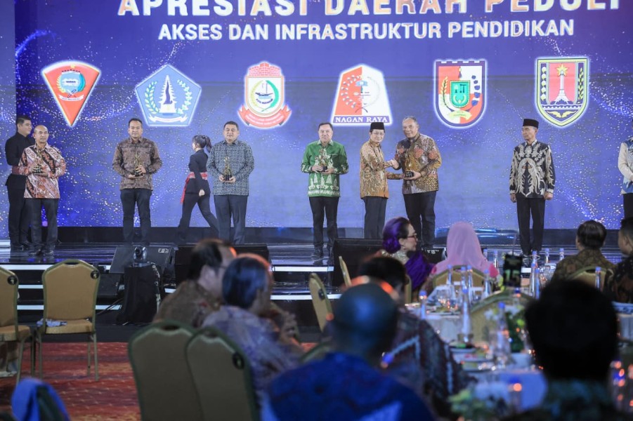 Agung Nugroho Bawa Pekanbaru Raih Penghargaan Daerah Peduli Pendidikan 2026