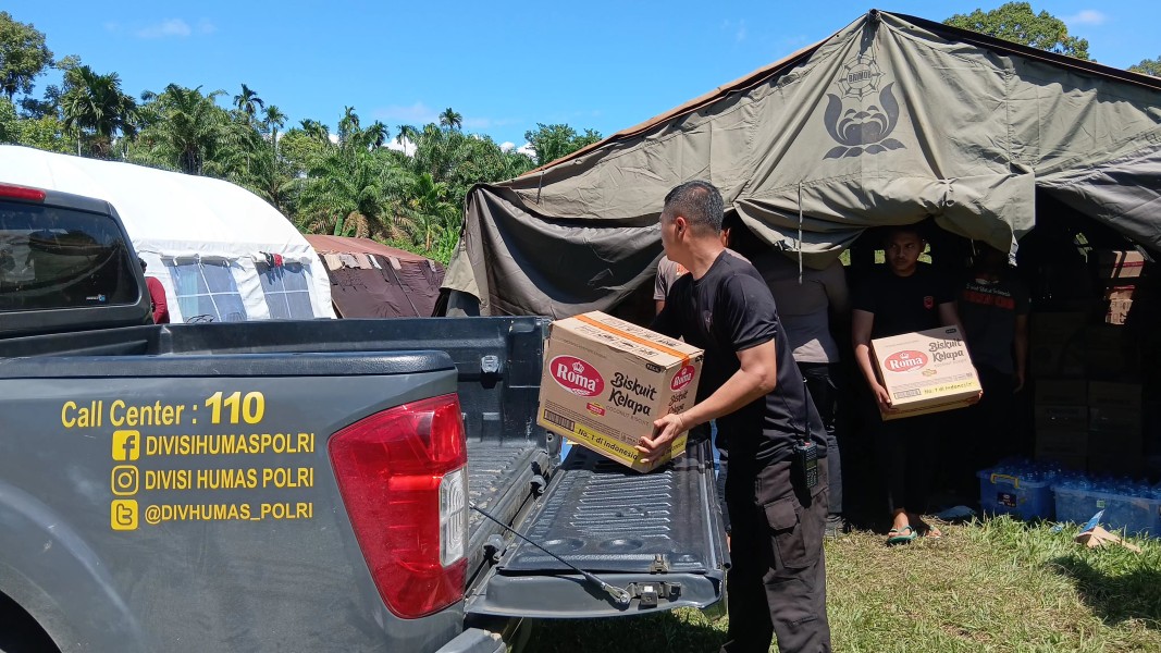 Bantuan Logistik Polda Riau Tiba di Posko Bantuan Kabupaten Agam - Sumbar.