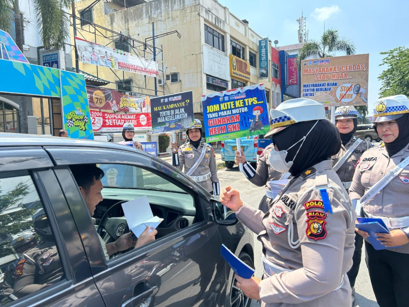 Tim Cooling System Ditlantas Polda Riau Edukasi Pengendara di Seputaran Mal Pekanbaru