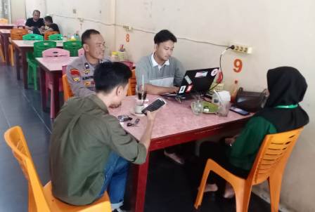 Bhabinkamtibmas Kelurahan Sungai Mempura Laksanakan Cooling System Bersama Pemuda RT 13 RW 05 Tanjung Agung