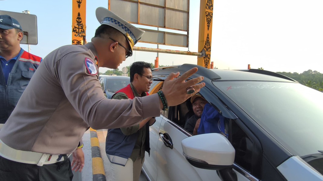 Hut Bhayangkara ke-79, Ditlantas Polda Riau Bagikan 79 Bibit Tanaman dan 79 Bingkisan Di Gerbang Tol.