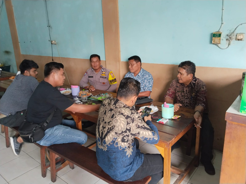 Kapolsek Rumbai Pesisir Kolaborasi dengan Camat Rumbai Timur dan Tokoh Masyarakat Lembah Sari Jaga Keamanan Pilkada yang Damai dan Kondusif