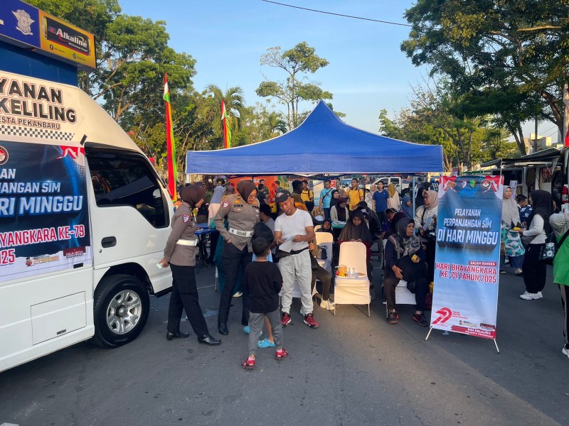 HUT Bhayangkara ke - 79, Satlantas Polresta Pekanbaru Layani Perpanjangan SIM di CFD Jln Sudirman.