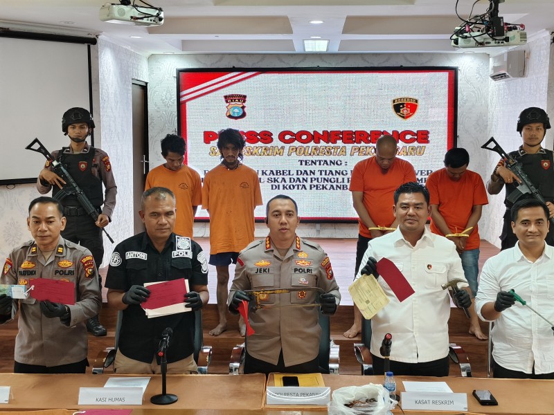Dua Manusia Silver Ditangkap Polisi Curi Kabel dan Tiang Listrik Di Pekanbaru.