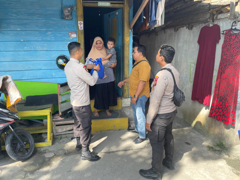 Polsek Kawasan Pelabuhan Pekanbaru Salurkan Bantuan Sosial untuk Warga saat Gelar Kegiatan Cooling System