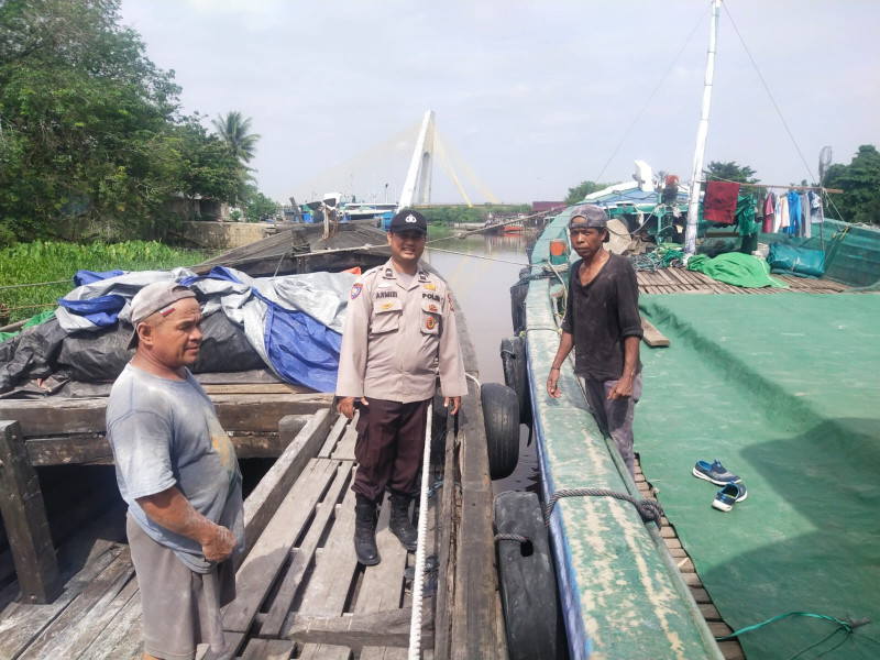 Sosialisasi Kamtibmas di Pelabuhan Tengku Cik: Polsek Kawasan Pelabuhan Imbau Buruh Kapal Hindari Hoax