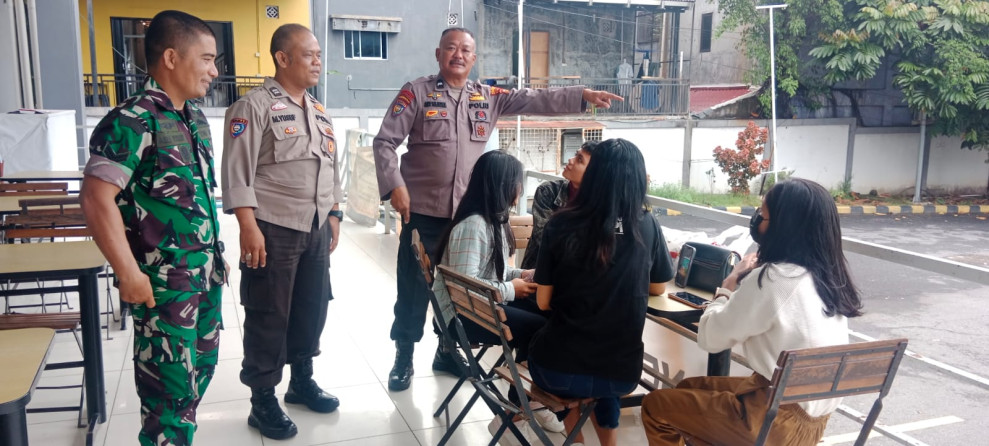 Pastikan kamtibmas pada Fasilitas Umum, Polsek Binawidya Gelar Giat Cooling System seta Cipta Kondisi Jelang Pilkada 2024 di Mall Ramayana Panam Kota Pekanbaru