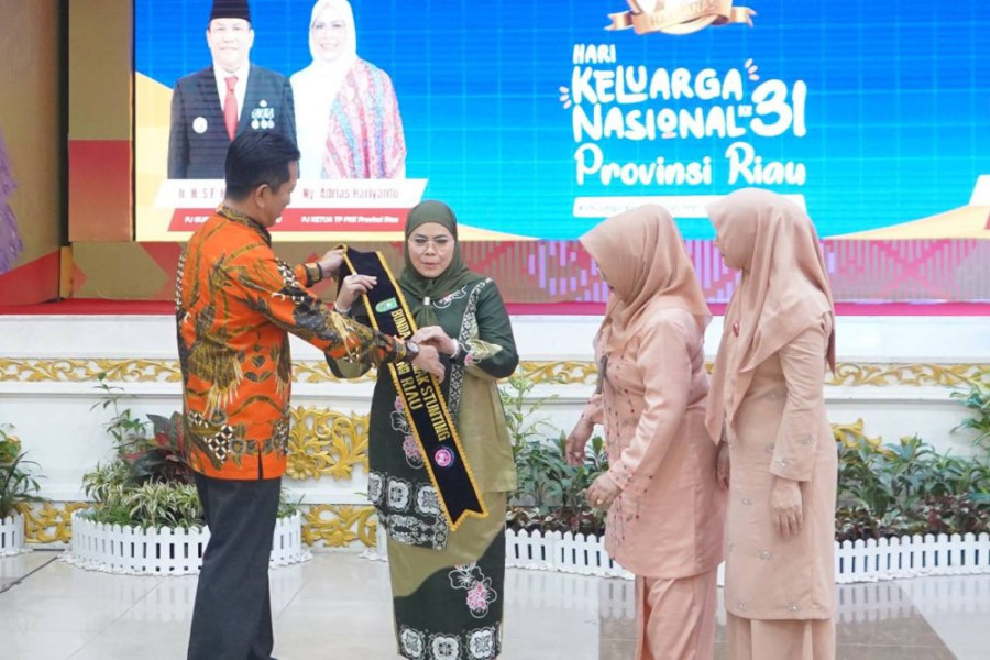 Pj Ketua TP PKK Riau Adrias Hariyanto Dikukuhkan Sebagai Bunda Asuh Anak Stunting