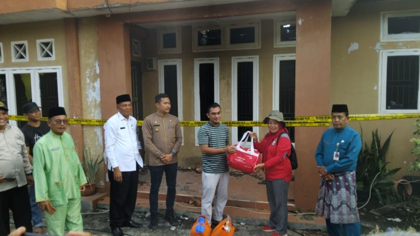 Terdampak Kebakaran Gudang Kayu, Pemko Pekanbaru Serahkan Bantuan ke Korban