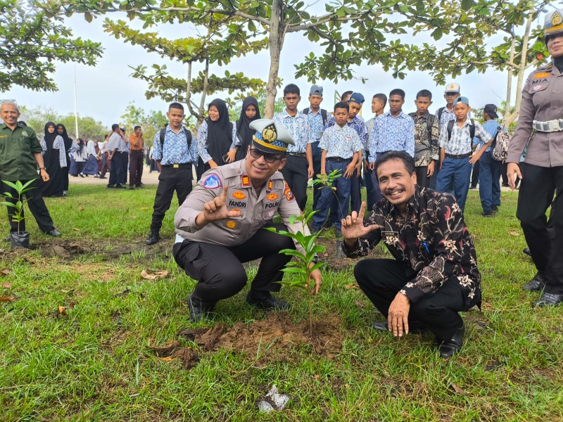 Upaya Menyukseskan Ops Patuh, LK 2025, Satlantas Polres Inhil Gelar Sosialisasi di SMKN 2 Tembilahan