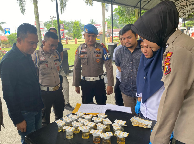 Personel Satresnarkoba Polres Kampar Jalani Tes Urine
