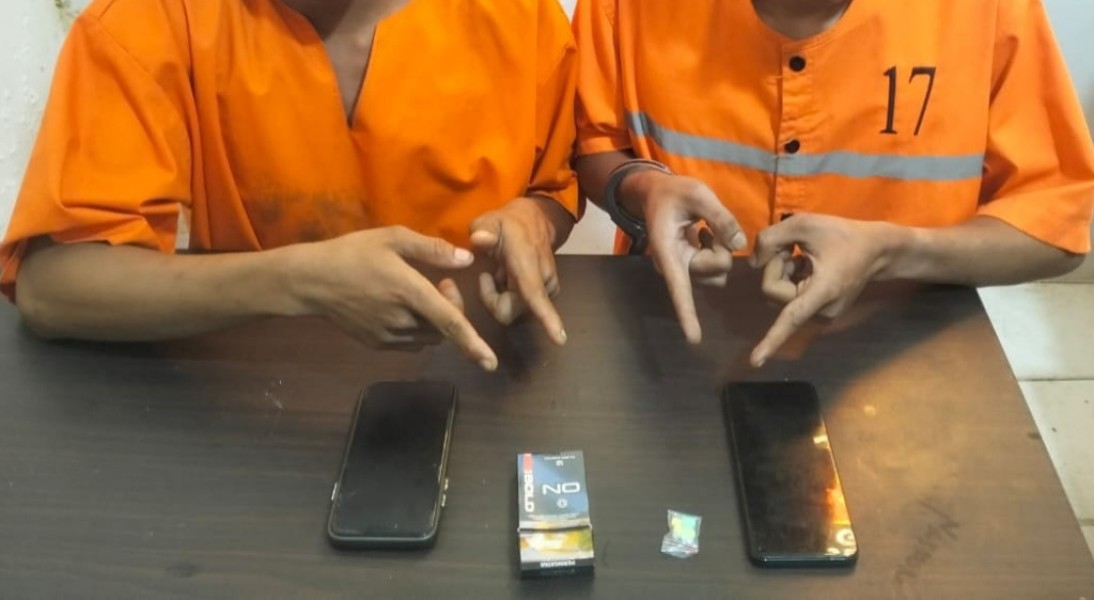 Polsek Pinggir Tangkap Dua Pemuda Edarkan Ekstasi di Balai Raja