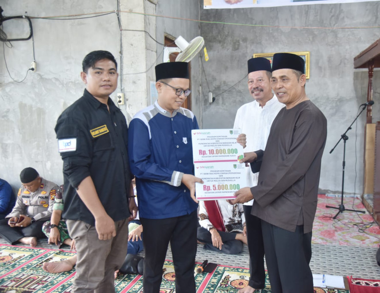 Safari Ramadan, BRK Syariah Melalui PJ Bupati Inhil Serahkan Bantuan Untuk Masjid Al Huda Kecamatan Teluk Belengkong