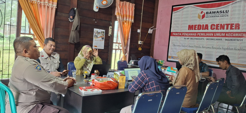 Bhabinkamtibmas Polsek Siak Imbau Panwascam untuk Jaga Netralitas dalam Pemilu