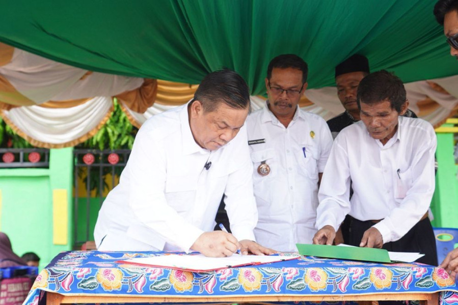 Pemprov Riau Terima Hibah Tanah Dari Masyarakat Kepenghuluan Balam Jaya Rokan Hilir
