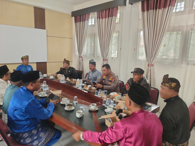Kapolsek Sabak Auh Silaturahmi dengan Mupika dan Tokoh Masyarakat, Wujudkan Pilkada 2024 Aman dan Damai