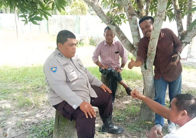 Bhabinkamtibmas Kampung Dayun Sampaikan Himbauan ke Warga  Pasca Pleno Kabupaten pada Pilkada Kabupaten Siak