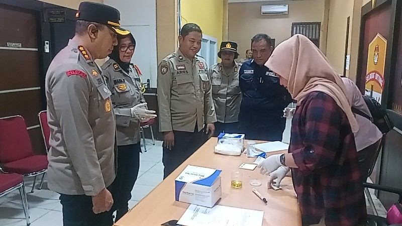14 Personil Piket di KPU Pekanbaru Jalani Tes Urine