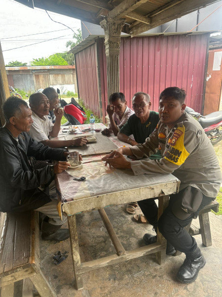 Cooling System Polsek Rumbai, Bhabinkamtibmas Palas Ngopi bareng Warga Ajak Wujudkan Pilkada Sejuk damai dan Kondusif
