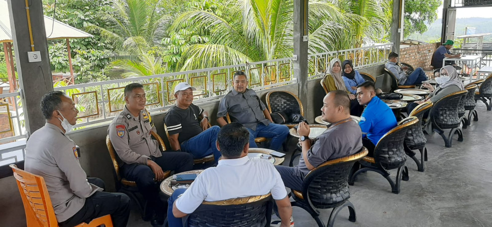 Kapolsek Rumbai Pesisir Beserta Bhabinkamtibmas Polsek Rumbai Pesisir Aiptu Bambang Ridarko dan Aiptu Mahmudi Ajak Tokoh Masyarakat Lembah Sari Jaga Keamanan Pilkada yang Damai dan Kondusif