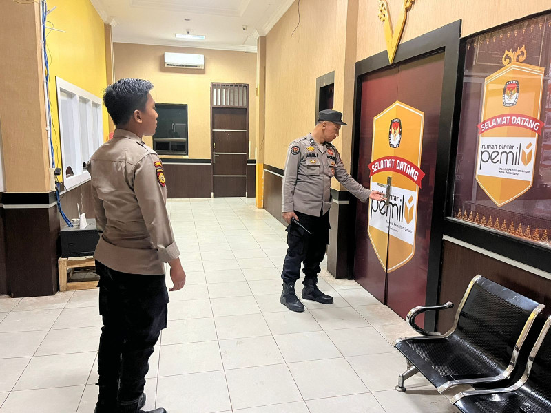 Polresta Pekanbaru melaksanakan pengamanan Kantor KPU Kota Pekanbaru dalam rangka Operasi Mantap Praja Lancang Kuning 2024