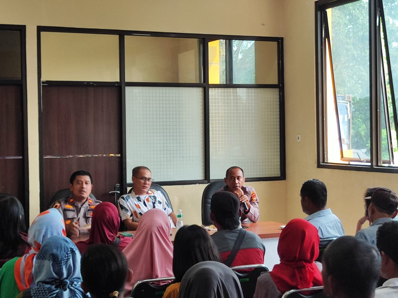 Polsek Payung Sekaki Ajak Pemilik Warung dan Kafe Wujudkan Pilkada Damai 2024