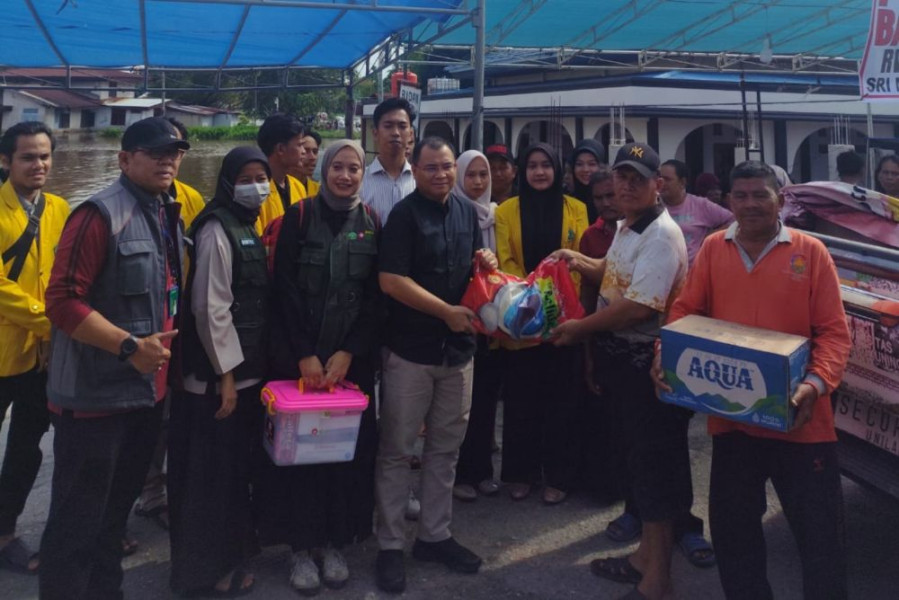Peduli Korban Banjir, Rektor Unilak Serahkan Bantuan Langsung ke Rumbai