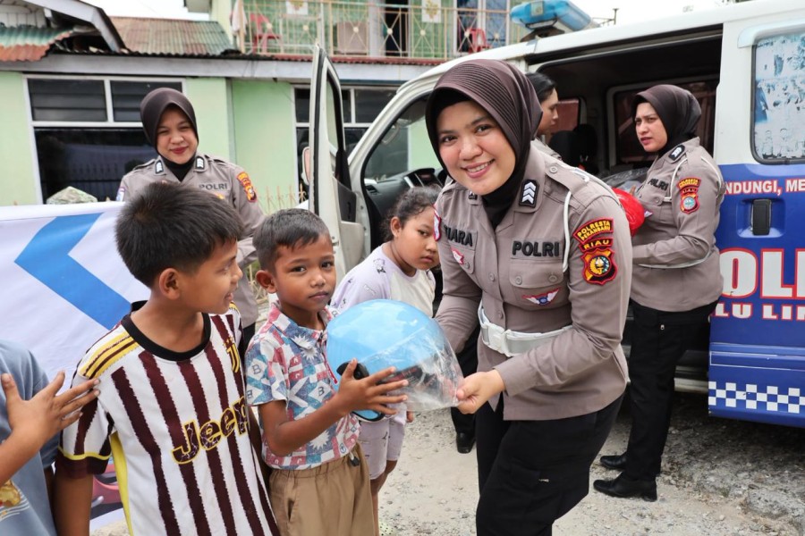 Kampanye Keselamatan Lalulintas, Satlantas Polresta Pekanbaru Bagikan Puluhan Helm SNI Gratis.