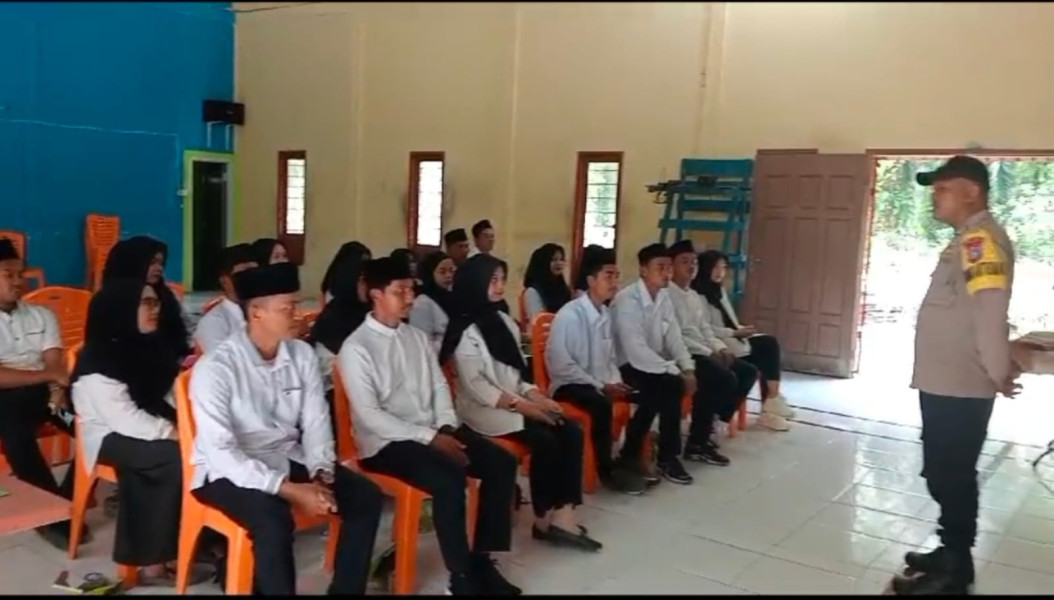 Bhabinkamtibmas Kampung Teluk Lanus Imbau Warga Cipatakan Pilkada Damai