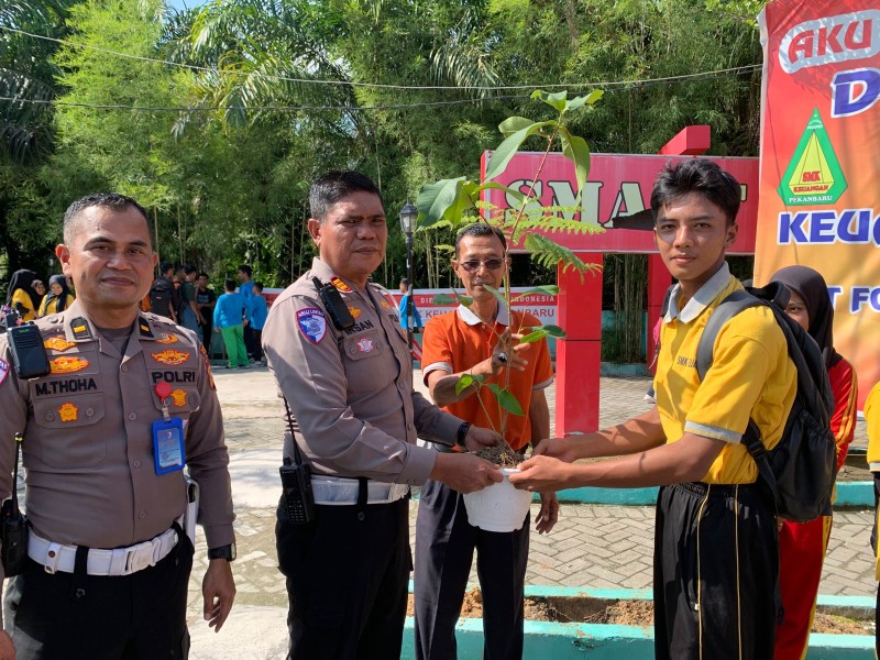 Satlantas Polresta Pekanbaru Laksanakan Giat Police Go To School dan Green Policing di SMK Keuangan.