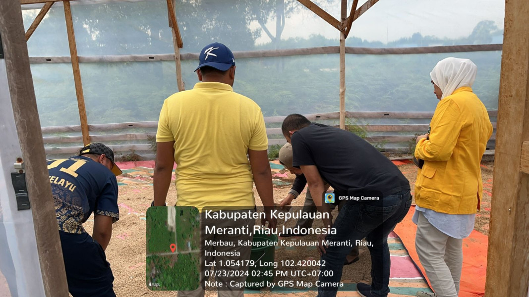 Bersama Masyarakat, Dosen Unilak Manfaatkan Limbah Sagu Untuk Pakan Ikan di Kab Meranti